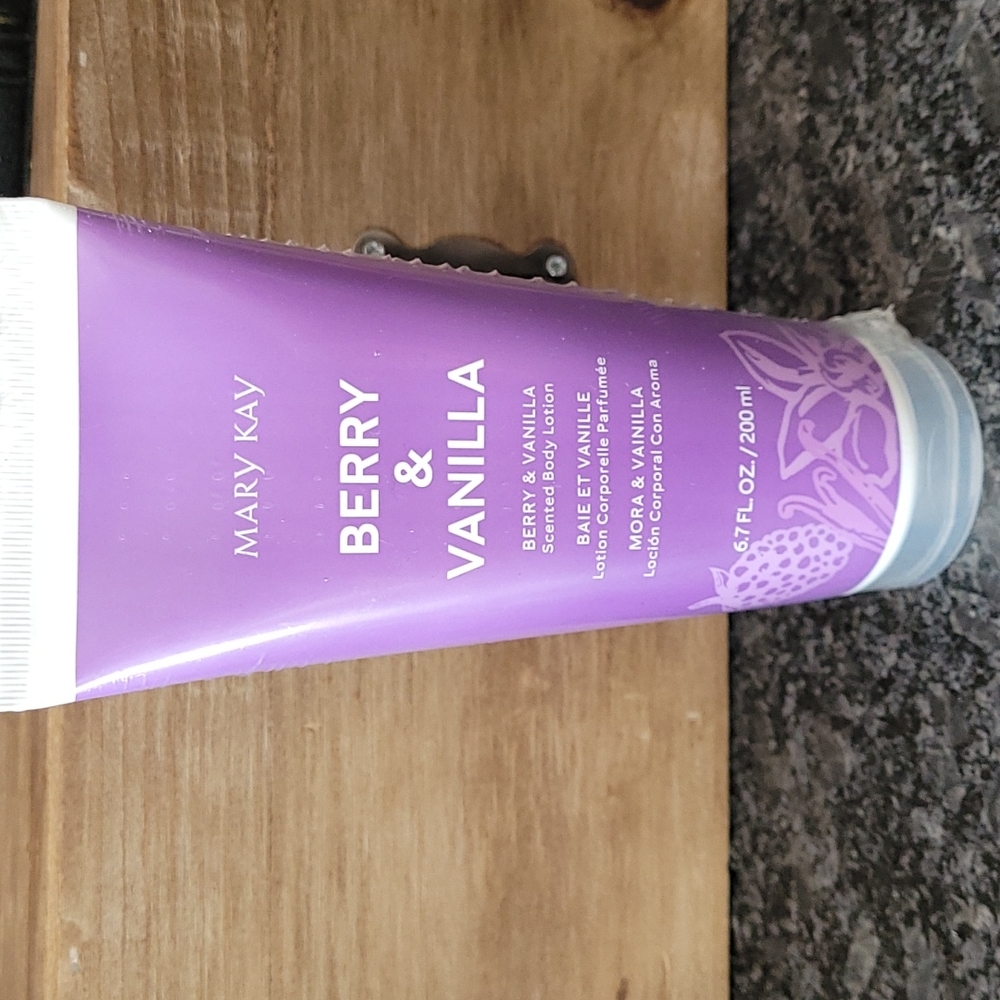 Mary Kay 6.7 oz"Berry & Vanilla" Scented Body Lotion -